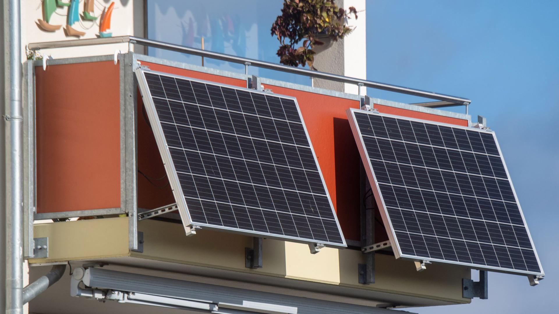Solarmodule für ein sogenanntes Balkonkraftwerk: Sie gewinnen seit vergangenem Jahr – auch wegen der stark gestiegenen Strompreise – an Popularität.