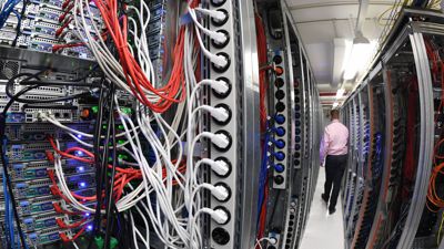 Blick in einen Serverraum in einem Rechenzentrum eines Internetdienstanbieters.