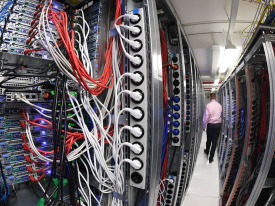 Blick in einen Serverraum in einem Rechenzentrum eines Internetdienstanbieters.