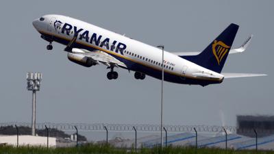 Eine Boeing 737 der Fluggesellschaft Ryanair startet vom Flughafen Berlin Brandenburg (BER) „Willy Brandt“.