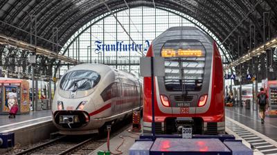 Ein ICE und ein Regionalzug im Hauptbahnhof Frankfurt: Die Deutsche Bahn hat die wirtschaftliche Bilanz für das erste Halbjahr 2023 präsentiert.