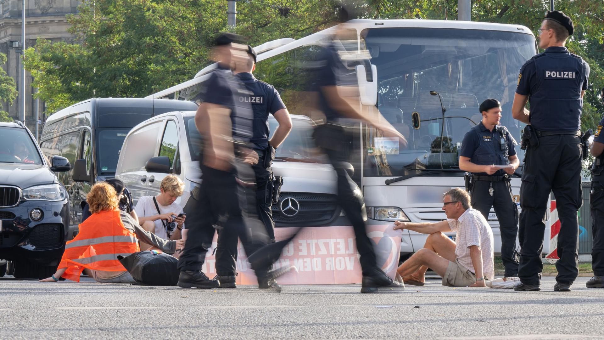 Aktivisten der Letzten Generation auf der Kreuzung am Stachus in München. Die Gruppe will mit den Aktionen vor und während der Auto- und Verkehrsmesse IAA München „wochenlang zur Protesthochburg“ machen.