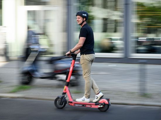In Berlin erlaubt, in Paris hat die Stadtverwaltung E-Scooter grundsätzlich verboten.