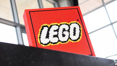 Recyceltes PET sei nur eines von Hunderten verschiedener nachhaltiger Materialien, die Lego getestet habe, hieß es aus Billund.