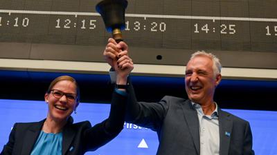 Schott-Pharma-Chef Andreas Reisse und Finanzvorständin Almuth Steinkühler läuten in Frankfurt die Börsenglocke.