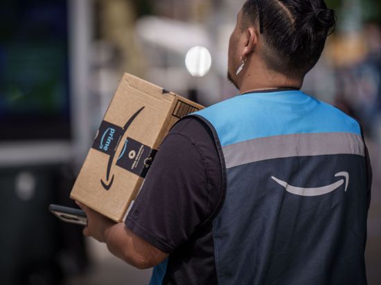 Ein Amazon-Bote liefert ein Paket in Manhatten aus.
