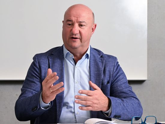 Michael Brecht, Vorsitzender Gesamtbetriebsrat der Daimler Truck AG, hat die Sparziele des Nutzfahrzeugherstellers kritisiert.