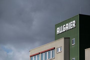 Das Logo des Autozulieferers Allgaier ist an einem Gebäude am Unternehmenssitz zu sehen.