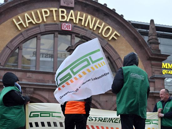 Gewerkschaftsmitglieder stehen vor dem Erfurter Hauptbahnhof.