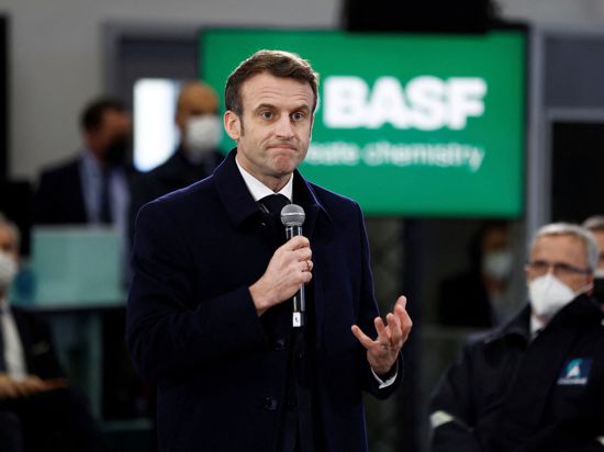 Frankreichs Präsident Emmanuel Macron hält eine Rede bei einem Besuch des deutschen Chemiekonzerns BASF.