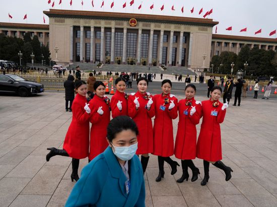 Hostessen posieren vor einer Sitzung des Chinesischen Nationalen Volkskongresses (NVK) vor der Großen Halle des Volkes.