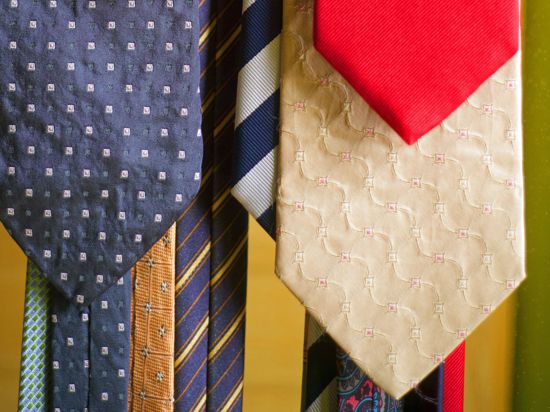 Die Arbeit im Honeoffice ist eine unerfreuliche Entwicklung für Krawattenhersteller, denn nur die allerwenigsten Männer legen daheim den gleichen Wert auf Chic wie im Büro.
