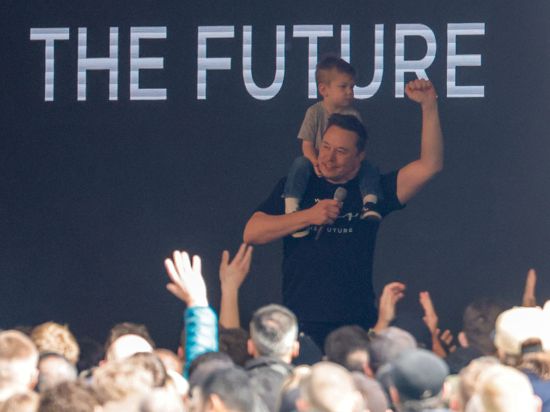 Tesla-Chef Elon Musk ist in die Tesla-Fabrik in Grünheide gekommen.