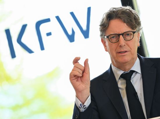 Stefan Wintels, Vorstandsvorsitzender der KfW Bankengruppe, stellt die Bilanz für 2023 vor.