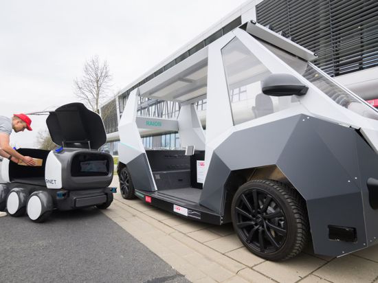 An der TU Braunschweig wurden Zustellroboter vorgestellt: Das größere Fahrzeug ist ein mobiles Logistikzentrum und das kleinere das Zustellfahrzeug.