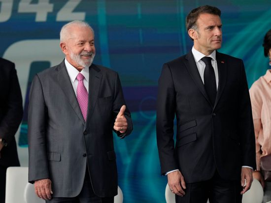 Frankreichs Präsident Emmanuel Macron (r), ist zu Besuch bei seinem brasilianischen Amtskollegen Luiz Inacio Lula da Silva.