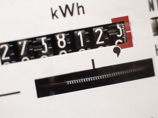 Strom kostete die Verbraucherinnen und Verbraucher im zweiten Halbjahr 2023 durchschnittlich 41,75 Cent je Kilowattstunde (Symbolbild).