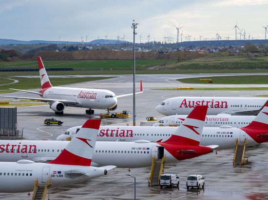 Flugzeuge der Austrian Airlines  (AUA) am Flughafen Wien-Schwechat.
