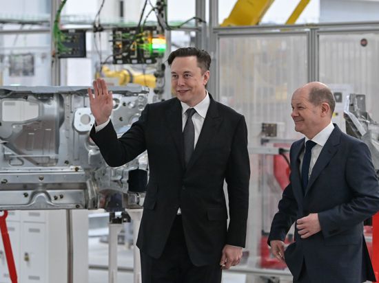 Kanzler Scholz (r) mit Tesla-Chef Elon Musk bei der Eröffnung der Tesla-Fabrik Berlin Brandenburg vor gut einem Jahr.