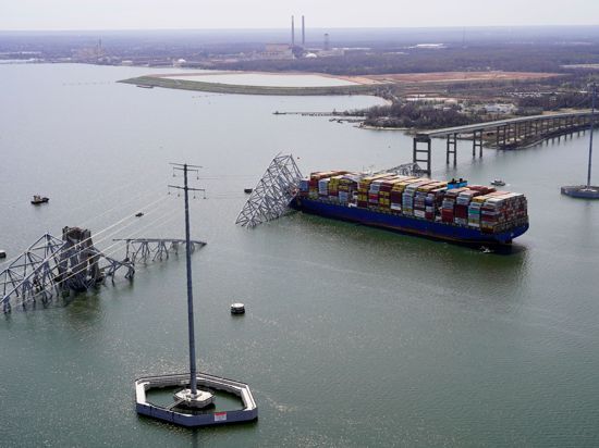 Das Containerschiff „Dali“ steckt unter einem Teil der Francis Scott Key Bridge fest.