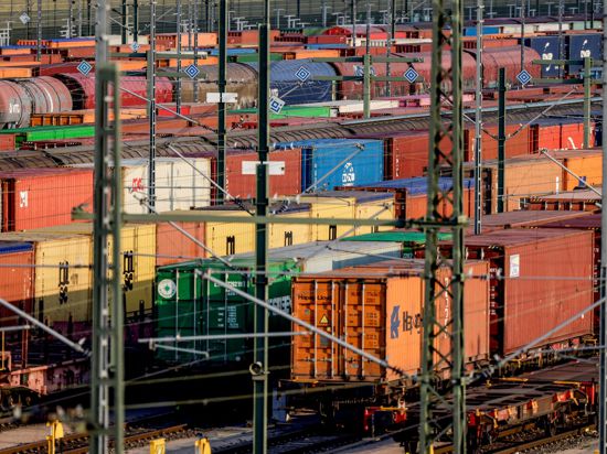 Güterzugwaggons warten auf den Gleisen des Rangierbahnhofs Maschen auf die Abfertigung. Steigende Trassenpreise bereiten auch der Deutschen Bahn Sorge.