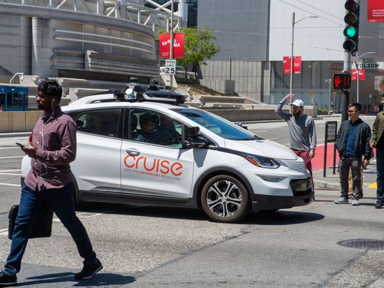 Ein selbstfahrendes Auto der Roboterwagenfirma Cruise des US-Konzerns General Motors sorgt für Unmut bei Fußgängern, nachdem es auf einer Kreuzung steckenblieb und sie bei Rot verlässt.