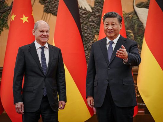Bundeskanzler Olaf Scholz zusammen mit Chinas Präsident Xi Jinping in der Großen Halle des Volkes in Peking. (Archiv)