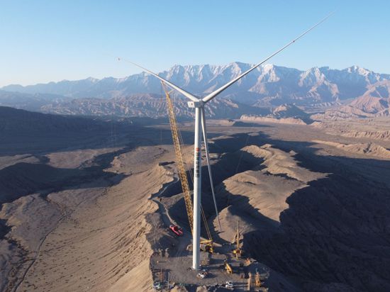 Eine Windturbine nach der Installation in der nordwestchinesischen autonomen Region Xinjiang.