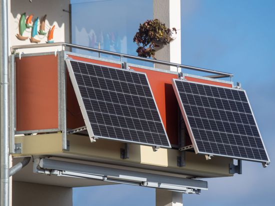 Mit Solarpaneelen am Balkon kann man eigenen Strom erzeugen.