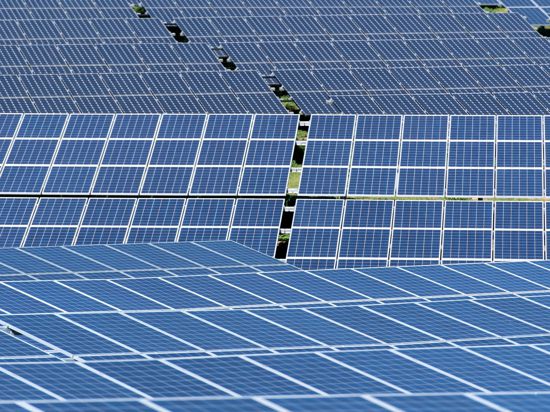 Die Solarenergie ist die am schnellsten wachsende erneuerbare Energiequelle in der EU. Allerdings kommt der Großteil der in Europa nachgefragten Solarmodule aus China.