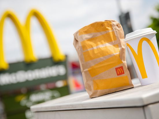 Vergangenes Jahr sind mehr Menschen zu McDonald's, Burger King und Co. gegangen und haben dort mehr Geld ausgegeben.