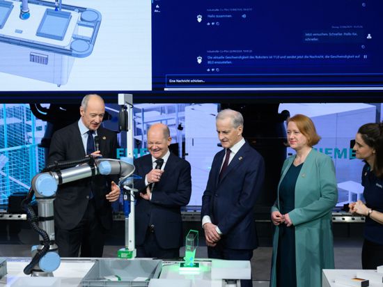 Bundeskanzler Olaf Scholz (SPD), Jonas Gahr Støre, Ministerpräsident von Norwegen und Bundesbildungsministerin Lisa Paus (Grüne) am Stand von Siemens. Links: Der CEO von Siemens, Roland Busch.