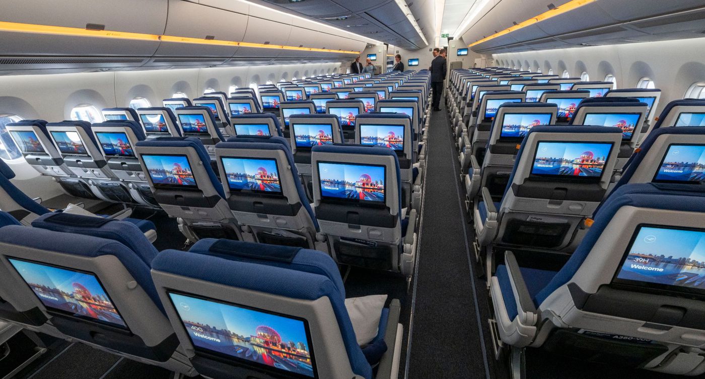 Sitze der Economy Class mit Bildschirmen während der Vorstellung von Lufthansa „Allegris“ in einem Airbus A350-900. Mit dem Kunstbegriff „Allegris“ ist ein neues Kabinenkonzept gemeint, das eine neue Bestuhlung für alle vier Reiseklassen der Langstreckenflugzeuge bedeutet soll.