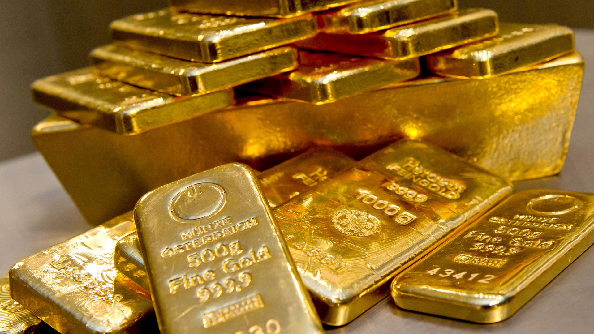 Goldbarren in unterschiedlicher Größe liegen bei einem Goldhändler in einem Tresor.