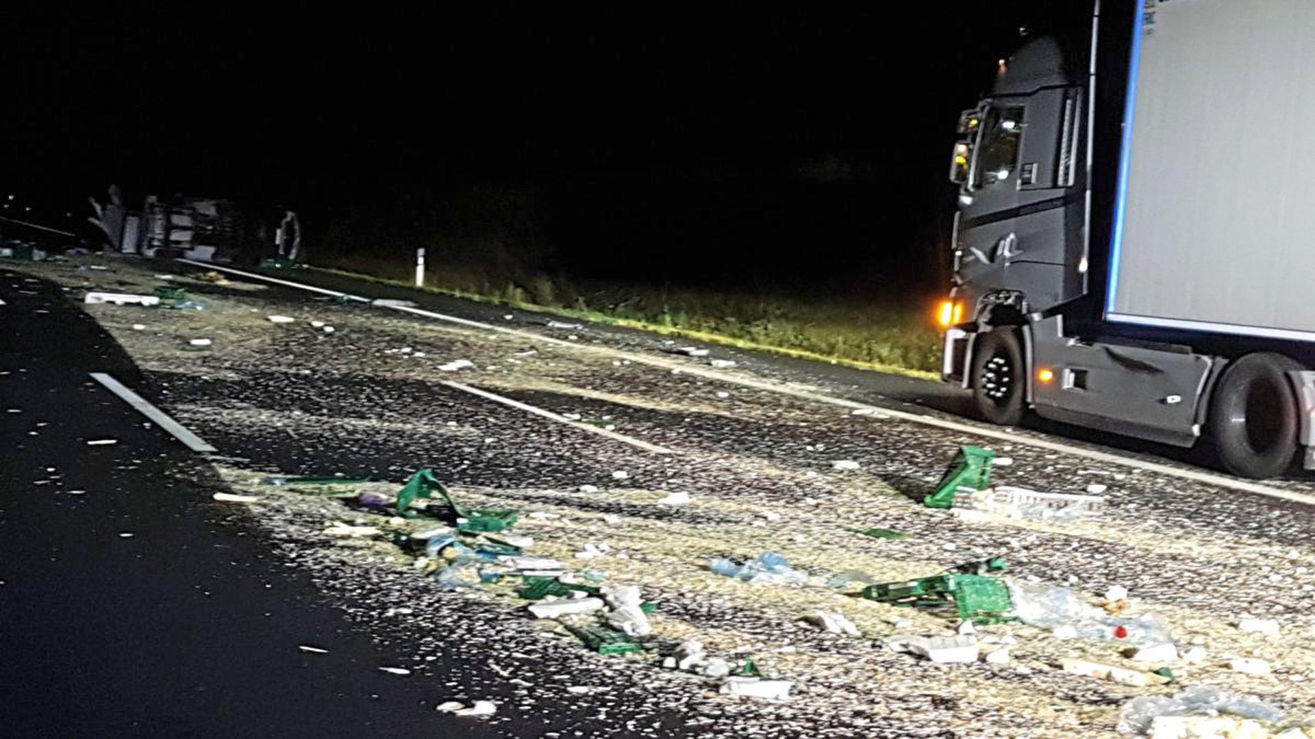 Bei dem Unfall auf der A8 kippte ein Klein-Lastwagen um und verteilte seine Ladung auf der Fahrbahn.
