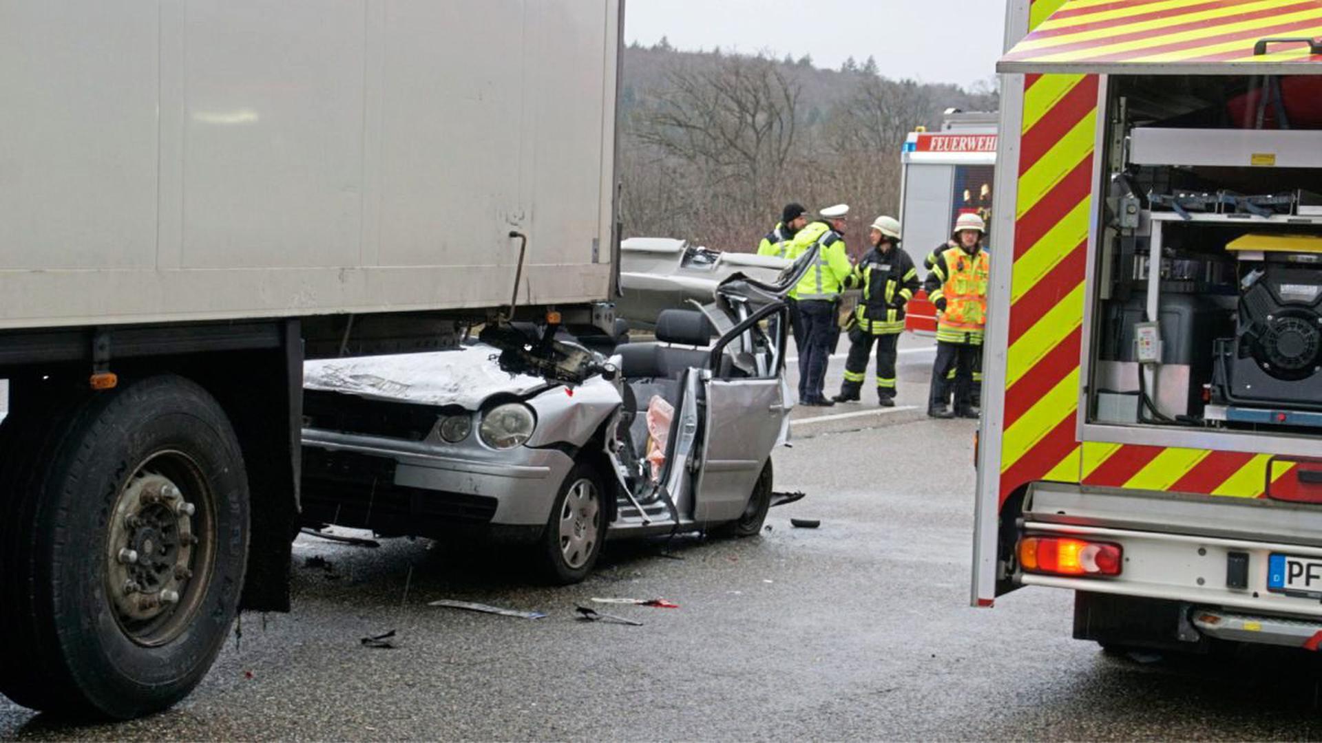 Bei einem Unfall am Mittwoch auf der A8 bei Pforzheim ist eine Person noch auf der Autobahn gestorben.