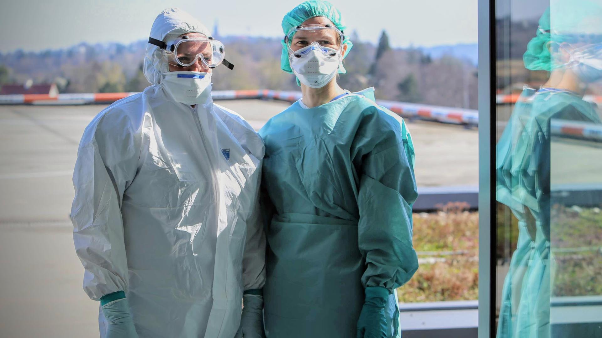 VORBEREITET: Mitarbeiter des Siloah-Klinikums in Pforzheim warten beim Hubschrauber-Landeplatz auf das Eintreffen eines Covid-Intensivpatienten.