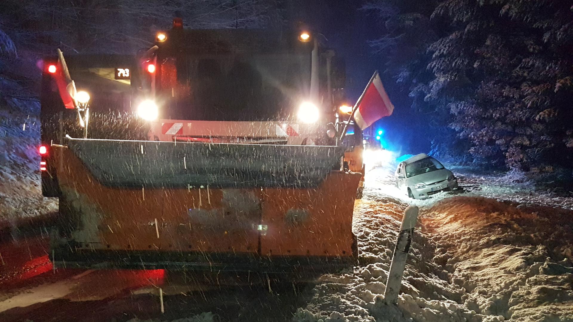 PKW prallt zw Büchenbronn und Grunbach mit der Fahrerseite gegen Winterdienstfahrzeug