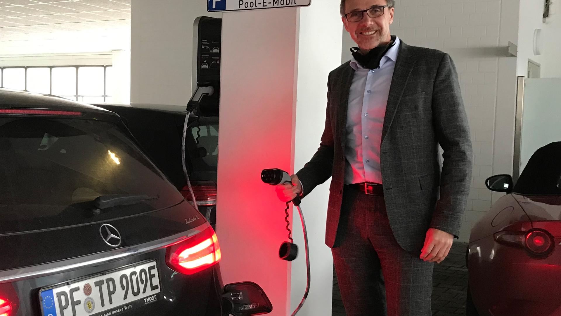 Hybrid-Auto, Geschäftsführer Michael Müller beim Tanken in der Garage von Thost in Pforzheim