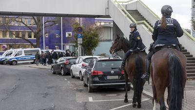 Polizistinnen auf Pferden, Menschen vor Gerichtsgebäude