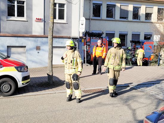 Großeinsatz in der Schule: Rettungswagen und -teams aus sämtlichen Nachbarkreisen rückten aus, um dem Reizgas in der Schillerschule in Mühlacker Herr zu werden. 