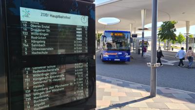 Fahrplananzeige und Bus am ZOB