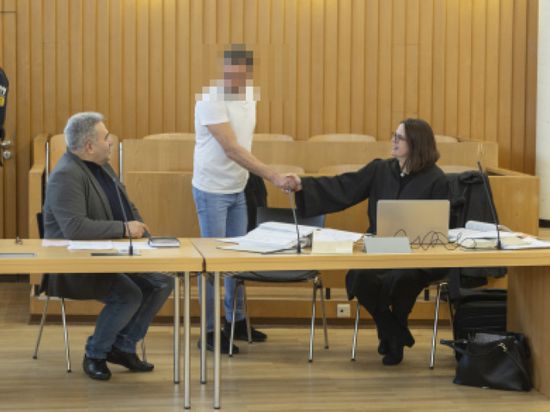 Die Große Kammer des Landgerichts verhandelte in Saal 1 im Amtsgericht Pforzheim eine gefährliche Körperverletzung/Messerangriff. Der Angeklagte wird vom Dometscher und seiner Rechtsanwältin Peggy Eisele begrüßt