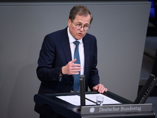 Rainer Semet, FDP-Bundestagsabgeordneter aus Pforzheim, steht am Rednerpult des Deutschen Bundestags. 