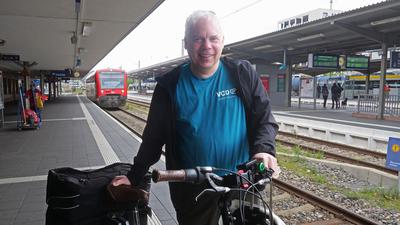 Matthias Lieb, Vorsitzender des Verkehrsclub Deutschland, Landesverband Baden-Württemberg, hätte sich mehr Engagement vom VPE bei der Umstellung auf das Deutschlandticket gewünscht. Am 1. Mai war er selbst als Zugbegleiter nach Maulbronn unterwegs.