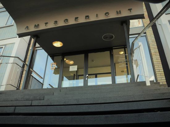 Kinderporno-Prozess im Amtsgericht Pforzheim:
Ein 44 Jahre alter Pforzheimer soll im Darknet eine Plattform betrieben haben, auf der insgesamt 33 Mitglieder kinder- und jugendpornografische Bilder und Videos ausgetauscht haben.