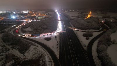 Schnee bedeckte A8 bei Nacht: Der Verkehr zwischen Pforzheim-Nord und Pforzheim-Süd ist vollständig zum Erliegen kommen.
