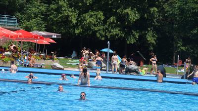 Sommerzeit ist auch Badezeit. Im Nagoldbad suchen die Gäste Abkühlung.