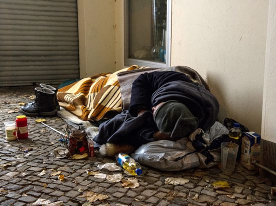 Ein Obdachloser liegt in einem Hauseingang