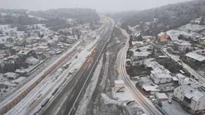 Schnee bedeckte A8 am Samstag: Der Verkehr zwischen Pforzheim-Nord und Pforzheim-Süd ist vollständig zum Erliegen kommen.